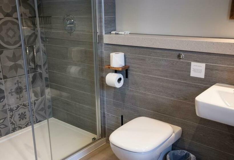 سوئیت با چشمانداز رودخانه, Mill On The Exe