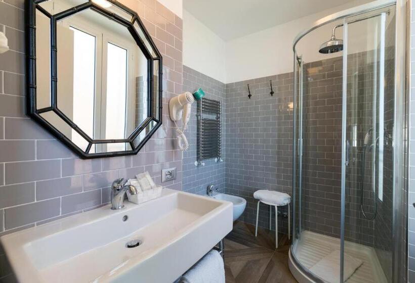 اتاق راحتی با چشم‌انداز دریا, Eden Alaxi Hotels