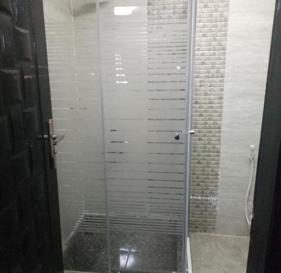 اتاق استاندارد, Amin