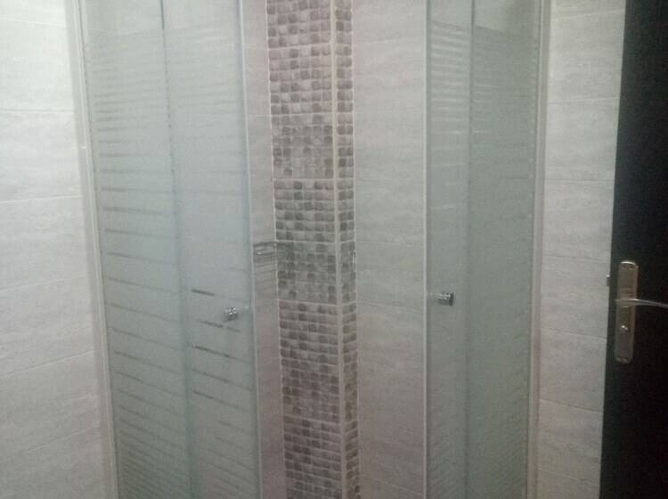 اتاق استاندارد سه نفره, Amin