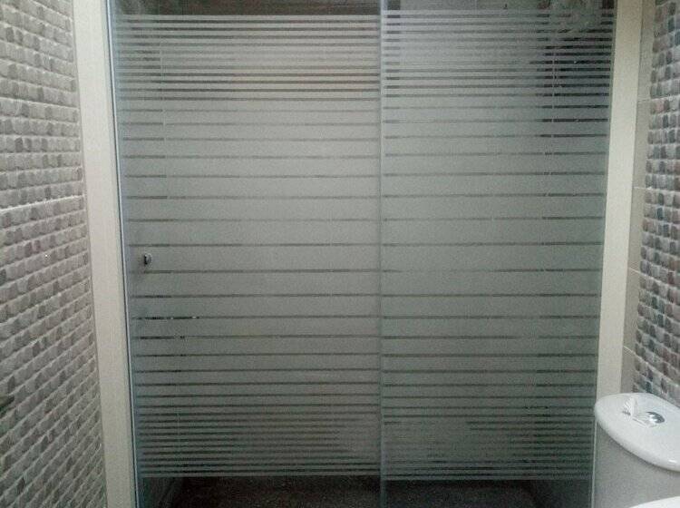 اتاق استاندارد سه نفره, Amin