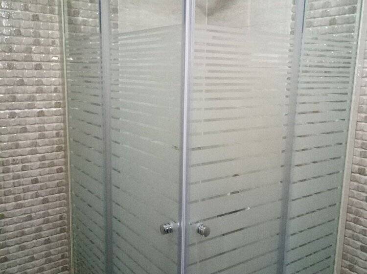 اتاق استاندارد سه نفره, Amin