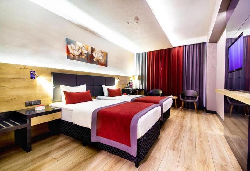 اتاق استاندارد با تخت بزرگ, Ramada Encore Gebze