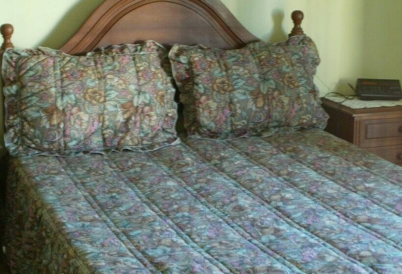 Family Room, Guest House Pacifica