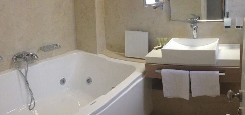 2 Bedrooms Suite Sea View, Swell Boutique