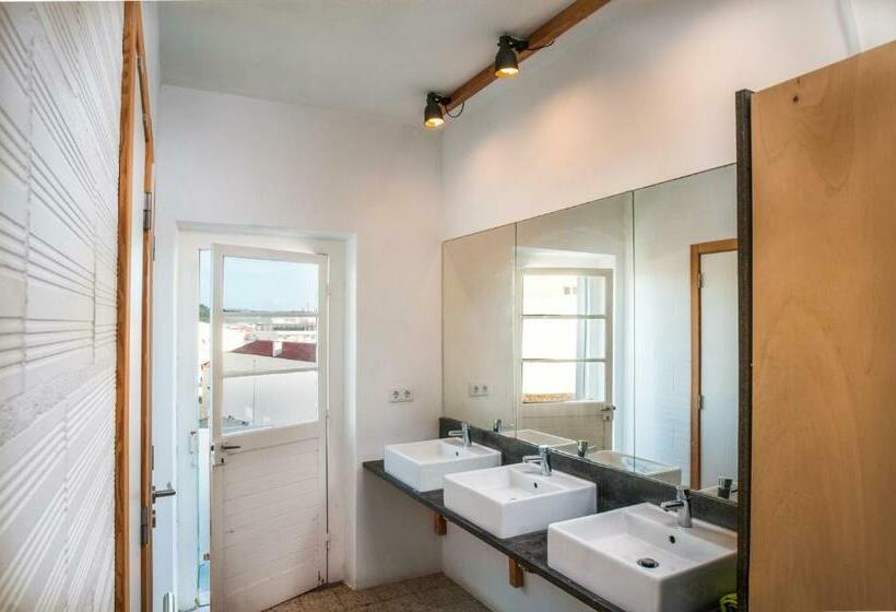 バス共有のスタンダードルーム, Nazaré Hostel   Rooms & Dorms