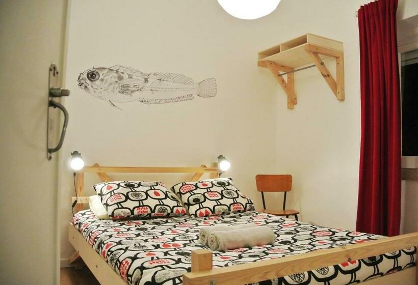バス共有のスタンダードルーム, Nazaré Hostel   Rooms & Dorms