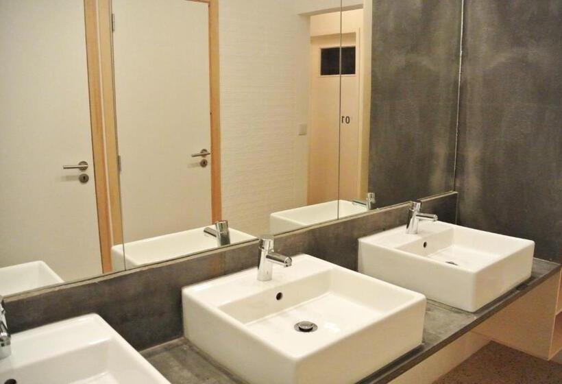 浴室共有スタンダード4人用ルーム, Nazaré Hostel   Rooms & Dorms