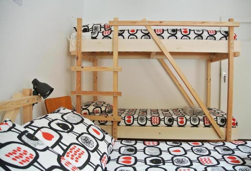 浴室共有スタンダード4人用ルーム, Nazaré Hostel   Rooms & Dorms