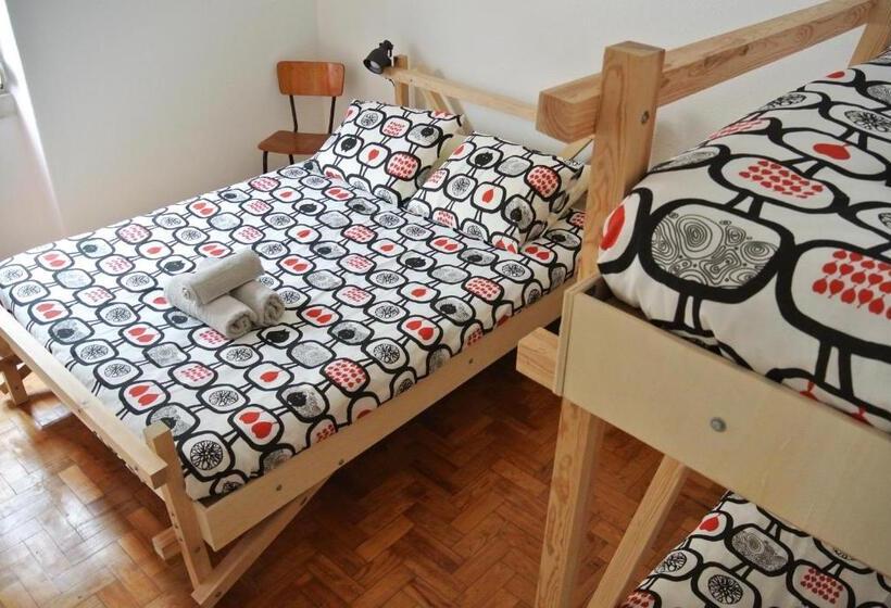 浴室共有スタンダード4人用ルーム, Nazaré Hostel   Rooms & Dorms