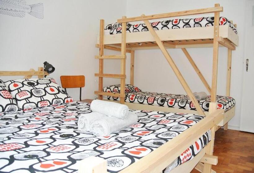 浴室共有スタンダード4人用ルーム, Nazaré Hostel   Rooms & Dorms