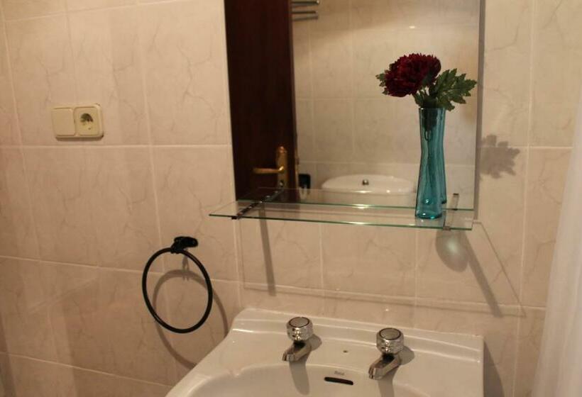 اتاق یک نفره پایه با سرویس بهداشتی مشترک, Pensión Úbeda