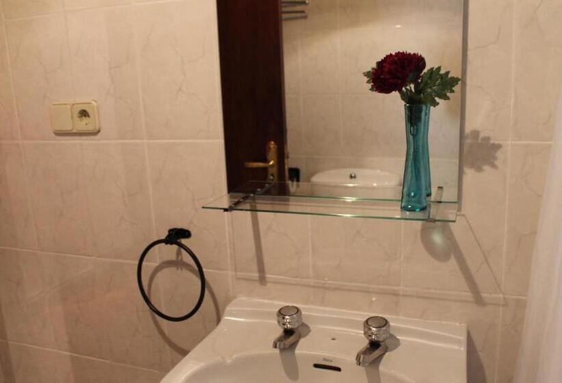 اتاق استاندارد با سرویس بهداشتی مشترک, Pensión Úbeda