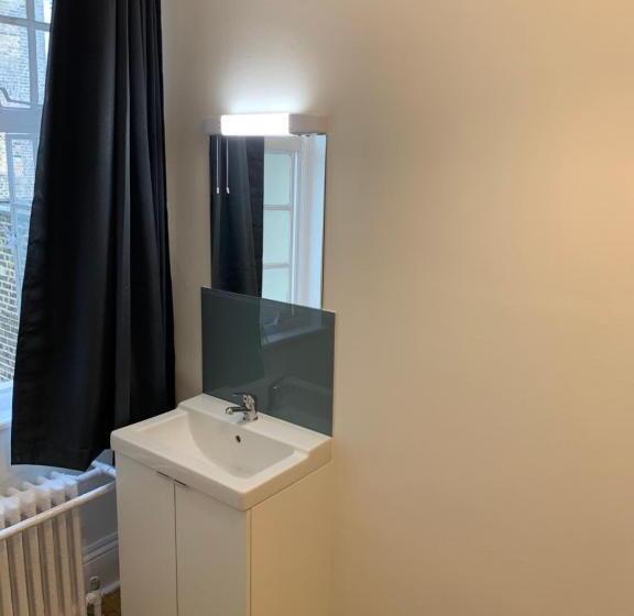 اتاق استاندارد یک تخته با سرویس بهداشتی مشترک, Sandeman Allen Hostel