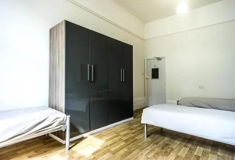 اتاق استاندارد سه تخته با سرویس بهداشتی مشترک, Sandeman Allen Hostel