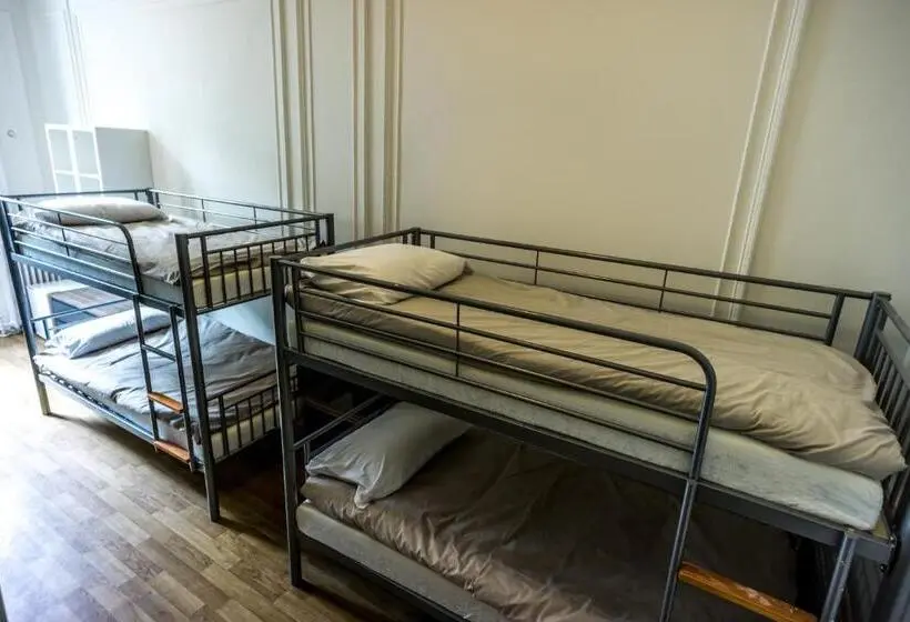 اتاق استاندارد چهارنفره با سرویس بهداشتی مشترک, Sandeman Allen Hostel