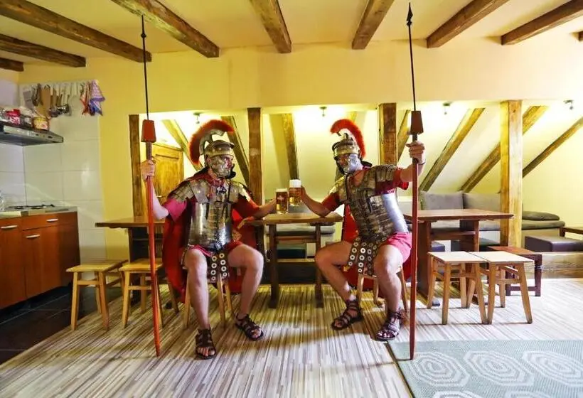 ルームシェアのワンベッド, Tequila Bar Hostel