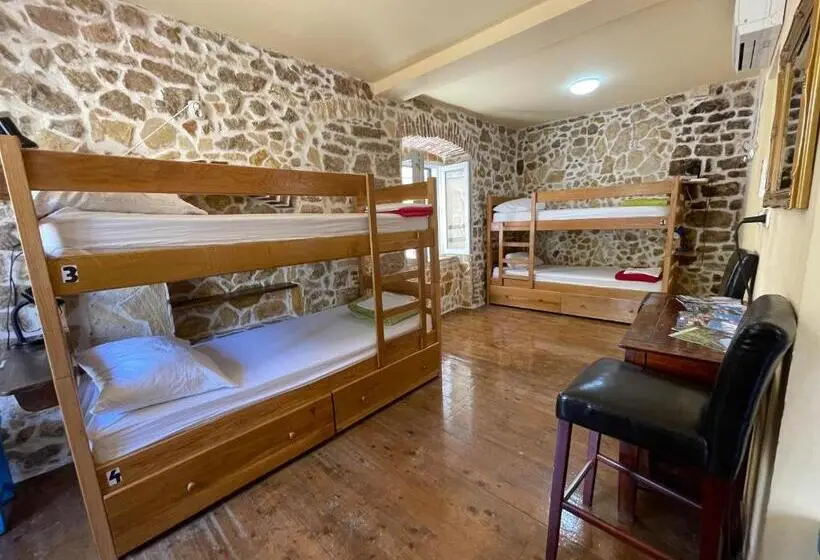 ルームシェアのワンベッド, Tequila Bar Hostel