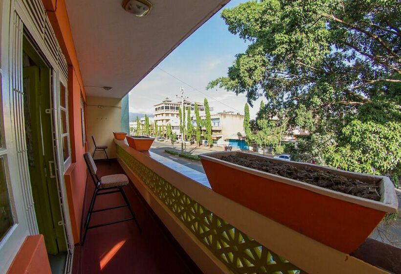 تختخواب در اتاق مشترک, We Travel Hostel