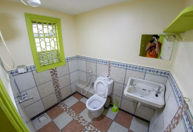 تختخواب در اتاق مشترک, We Travel Hostel
