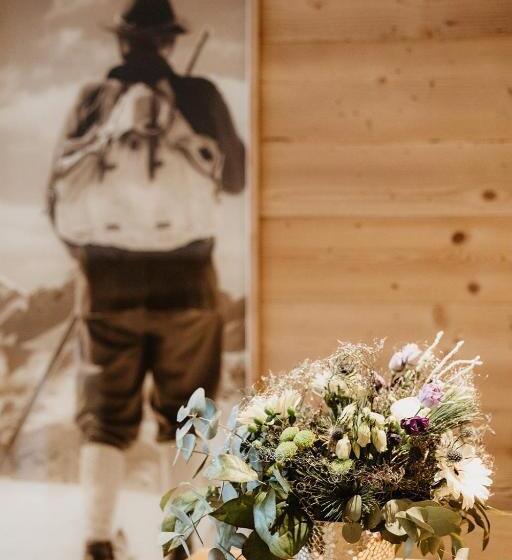 חדר בסיסי לשלושה, Embacher Sport