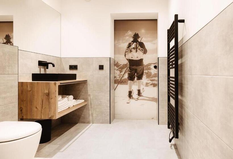 חדר בסיסי לשלושה, Embacher Sport