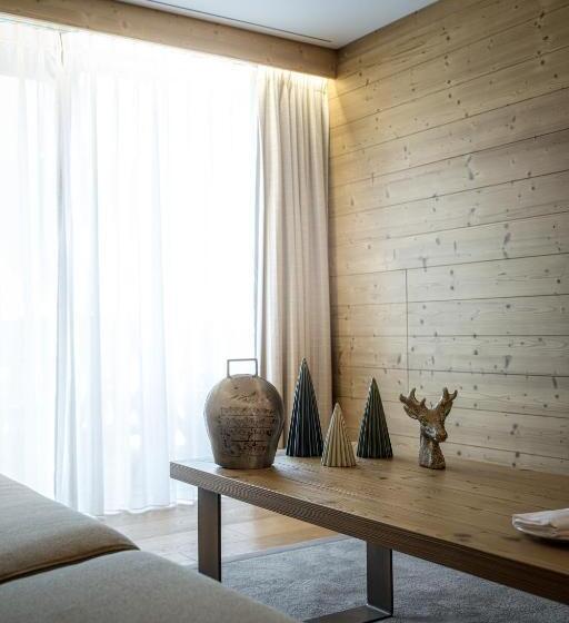 جناح جونيور مطل على الجبل, Hôtel De Rougemont & Spa