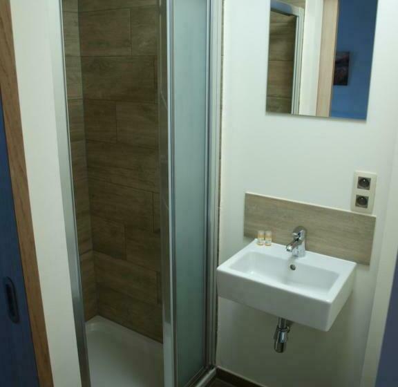 スタンダードシングルルーム, Ladeuze