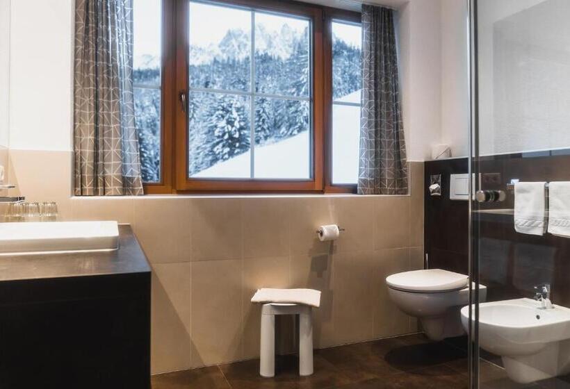 جناح مزود بتراس, Villa Waldheim