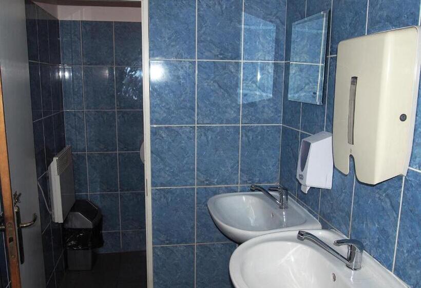 اتاق استاندارد سه تخته با سرویس بهداشتی مشترک, Hostelis Laurita