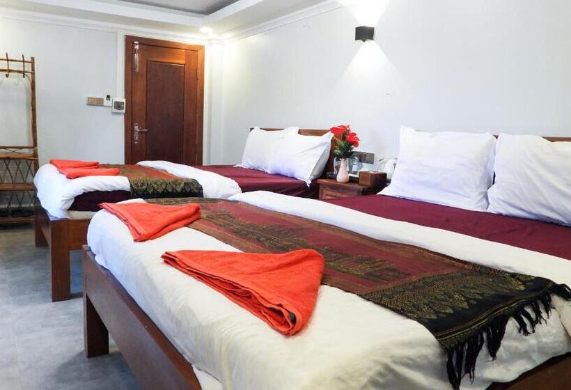 غرفة قياسية ثلاثية, Bamboo Bungalow