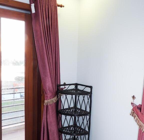 غرفة قياسية ثلاثية, Bamboo Bungalow