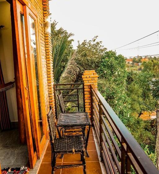 غرفة قياسية ثلاثية, Bamboo Bungalow