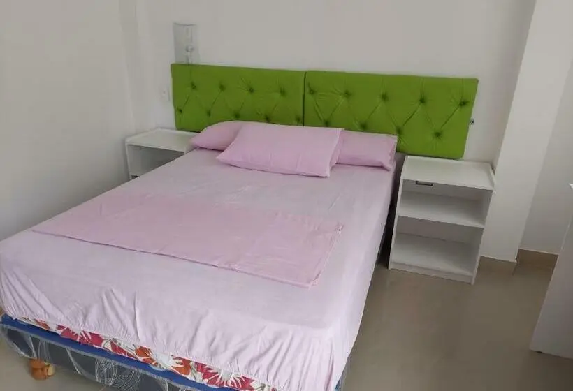 اتاق لوکس, Almond Beach