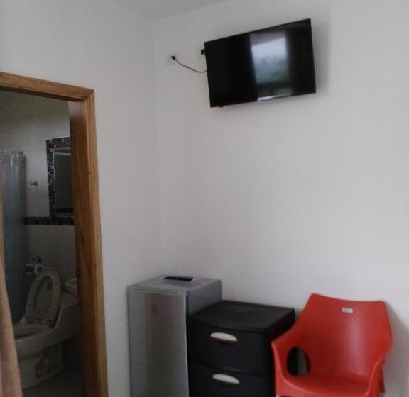 标准三人间, Almond Beach