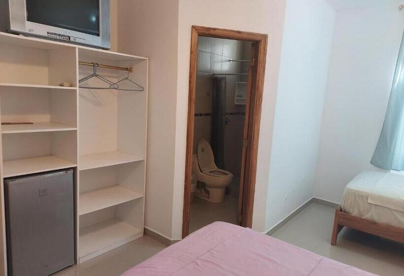 标准三人间, Almond Beach