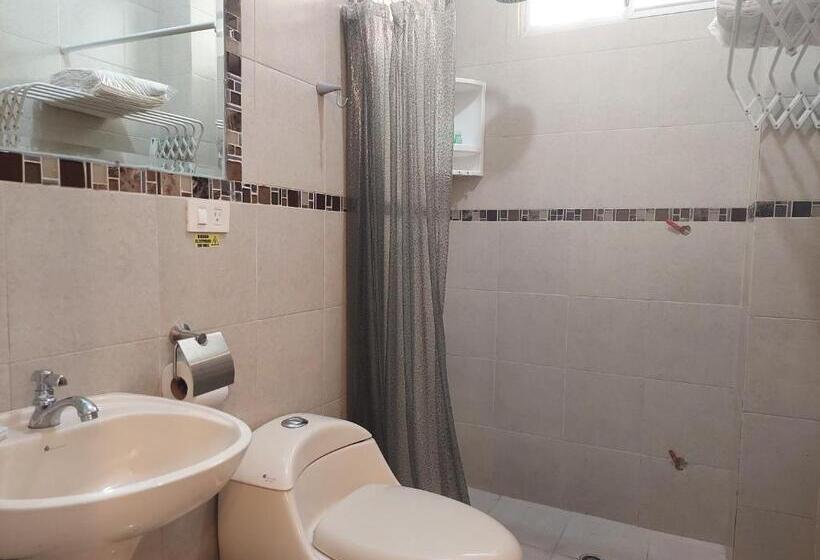 标准三人间, Almond Beach