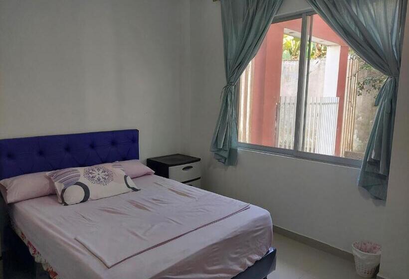 标准间, Almond Beach