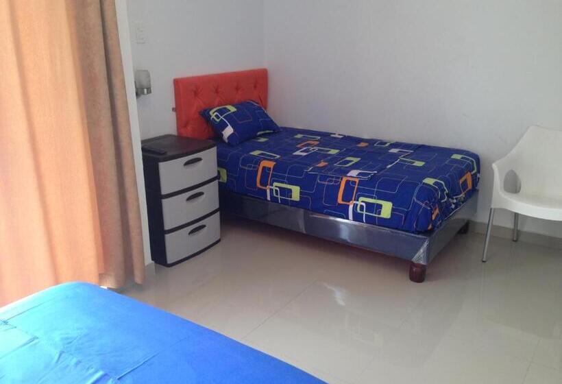 带阳台的三人标准间, Almond Beach