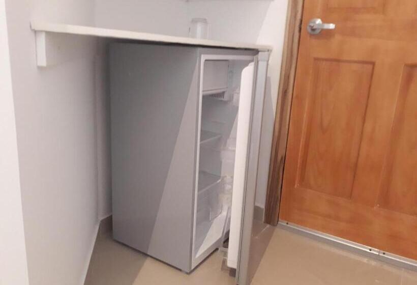 带阳台的三人标准间, Almond Beach