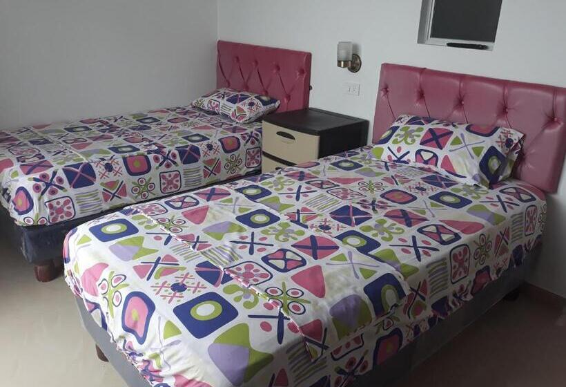 带阳台的三人标准间, Almond Beach