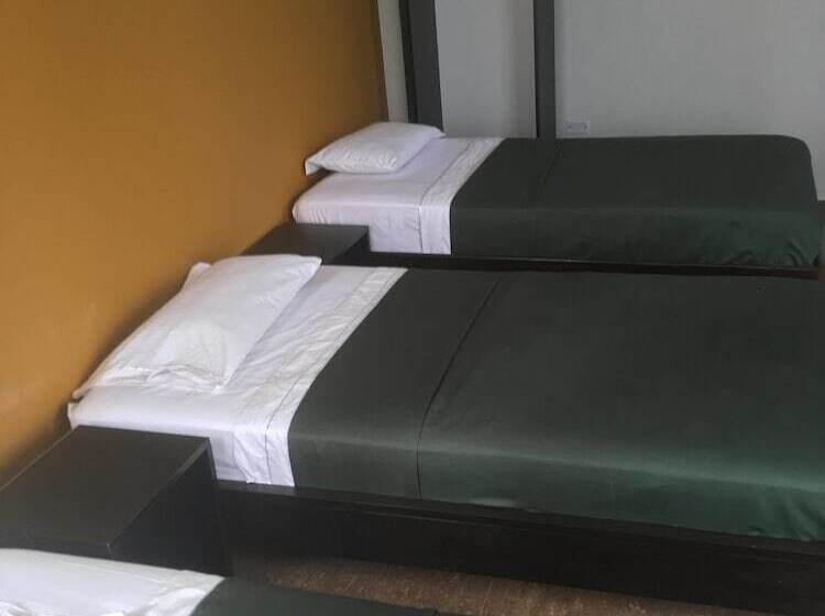 اتاق استاندارد سه نفره, Central