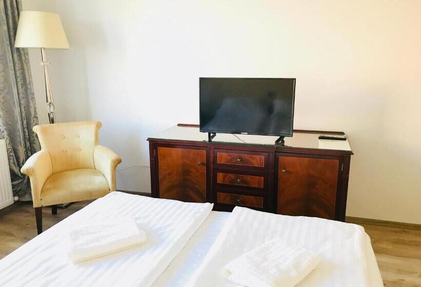 컴포트 트리플 룸, Eka