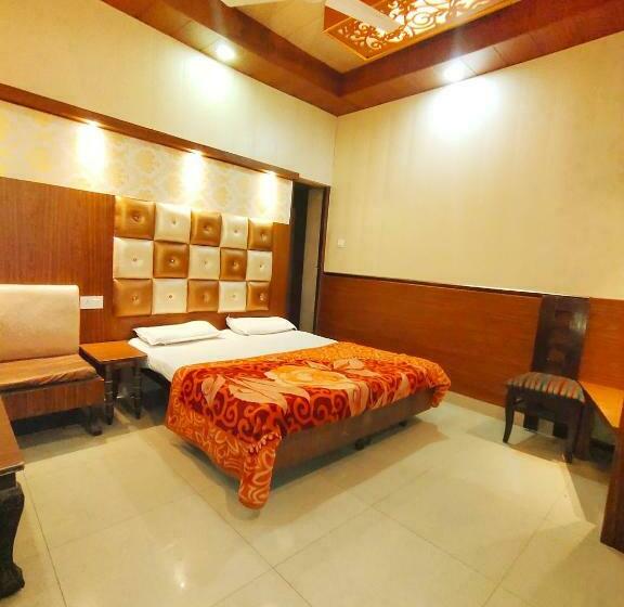 اتاق اکونومی, O Revoli