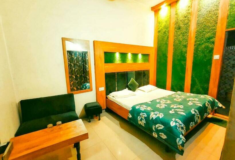 اتاق لوکس, O Revoli