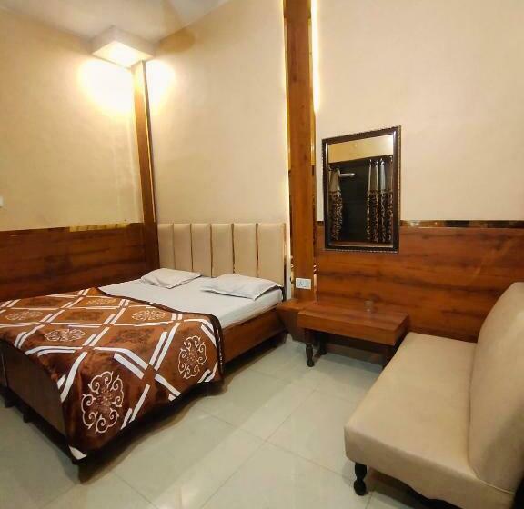 اتاق لوکس, O Revoli