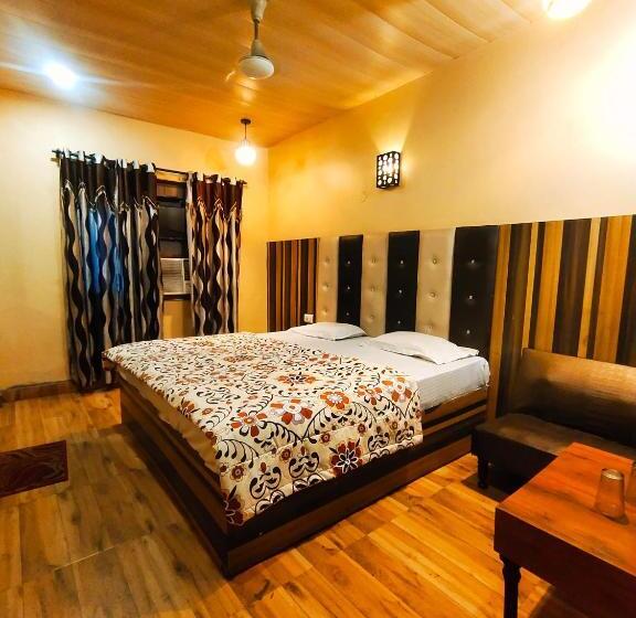 اتاق لوکس, O Revoli