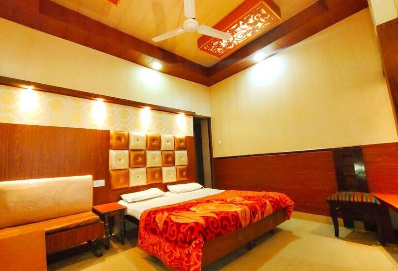 اتاق لوکس, O Revoli