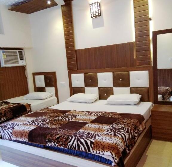 اتاق لوکس چهار تخته, O Revoli