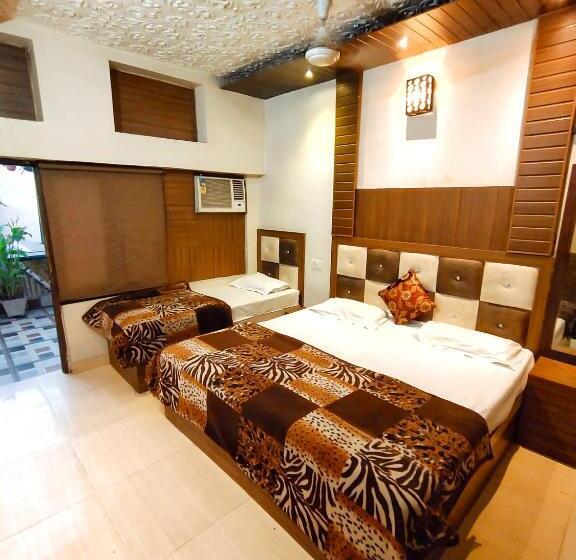 اتاق لوکس چهار تخته, O Revoli